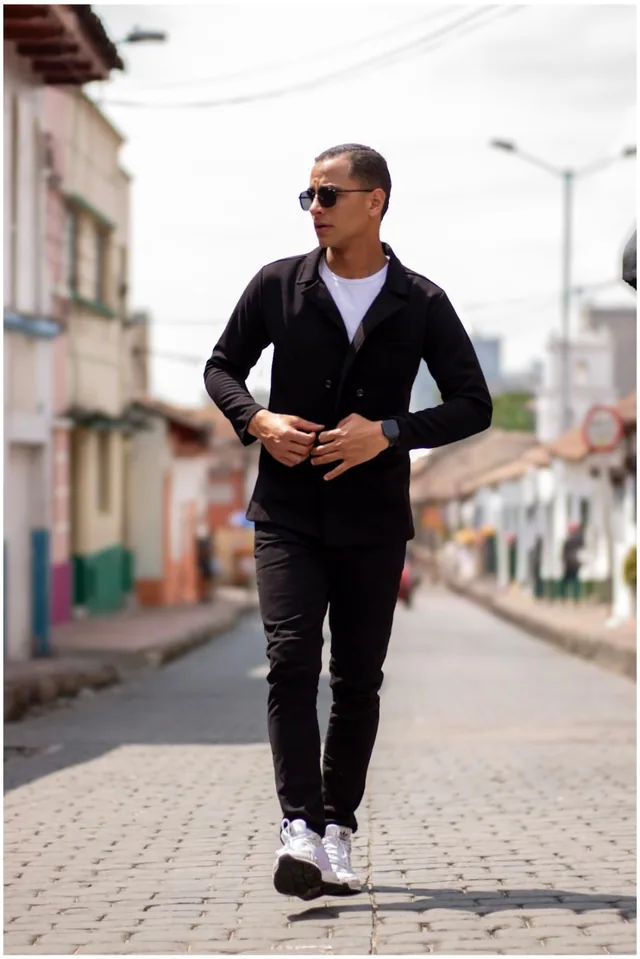 ROMA en negro. Doble botonadura y solapa de muesca. La única que pide camisa.