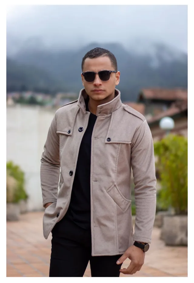 GRECIA en beige. Estilo safari: bolsillos de pecho con tapa y botón, presillas en el hombro y cuello abotonado.