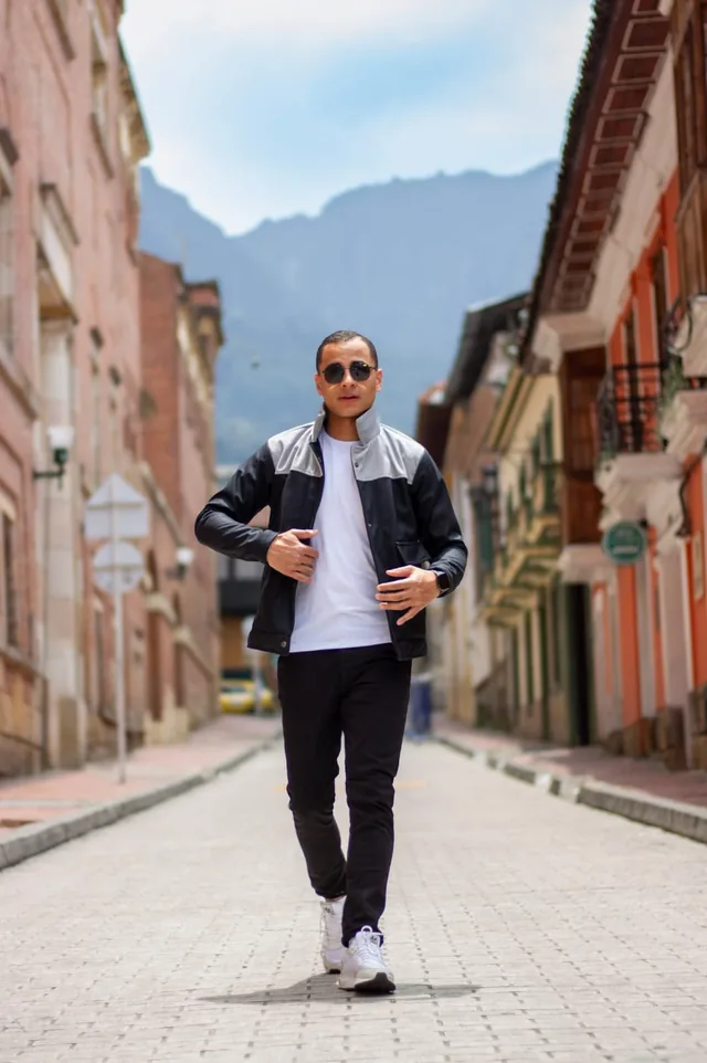 Gabán SAMVELT en una calle de Bogotá
