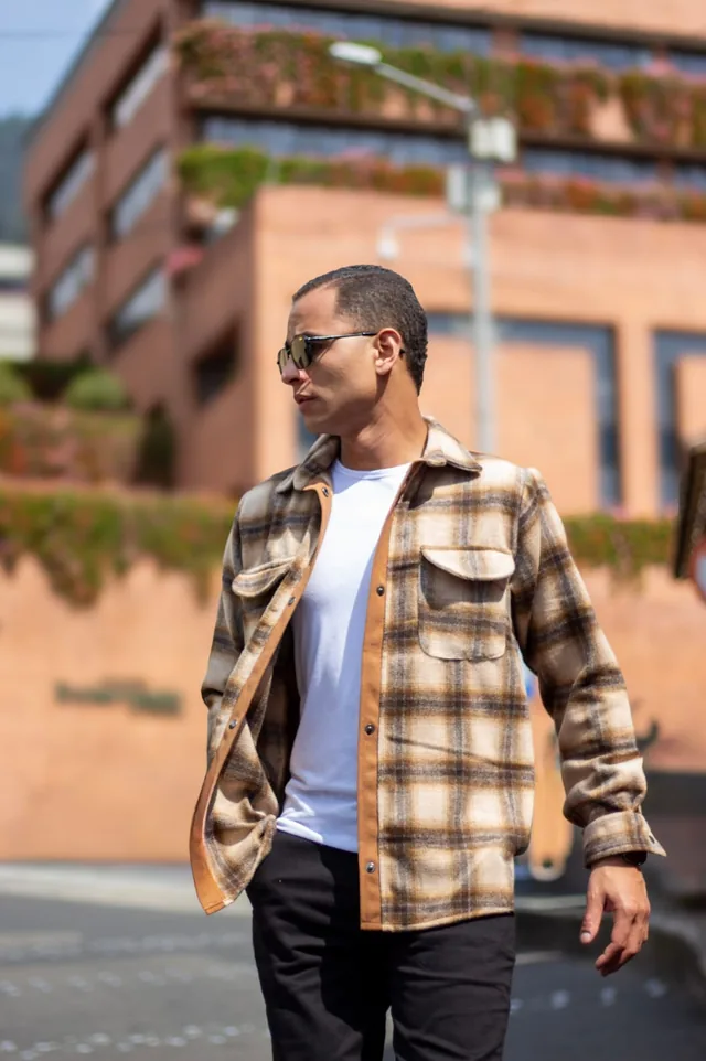 LEÑADORA en cuadro camel. Camisa chaqueta en paño de cuadros, con vista central en tela lisa.